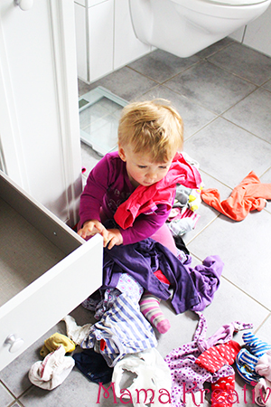 kleinkind schubladen ausräumen anziehen