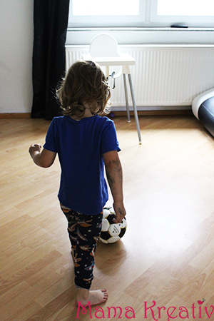 Fußball mit Kindern im Wohnzimmer