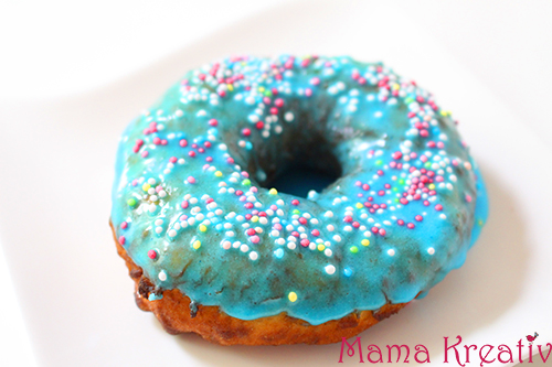 Bunte Donuts mit Glasur und Zuckerperlen selber machen rezept